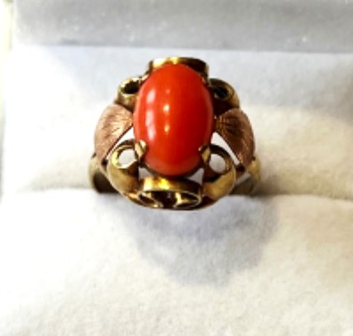 Masivní starožitný zlatý prsten 3,45 gramů s  velkým přírodním mořským korálem