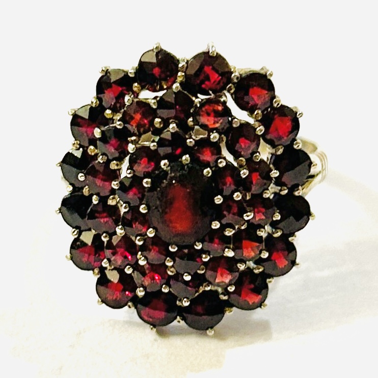 Stříbrný starožitný prsten s českými granáty