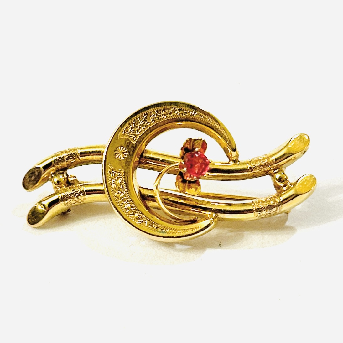 Zlatá biedermeierová brož s rubínovým kamenem