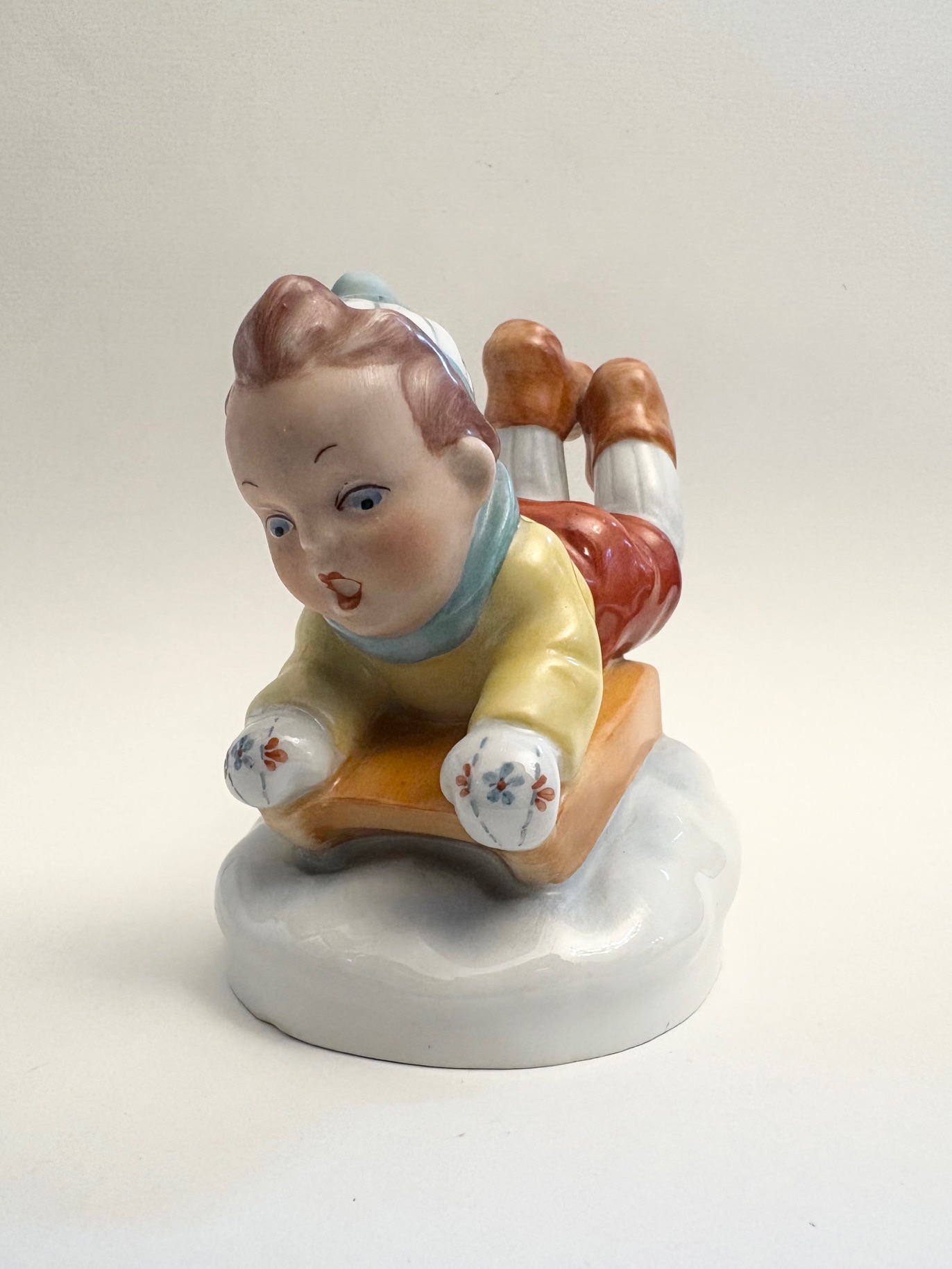 Porcelánová soška chlapce na sáňkách Royal Dux