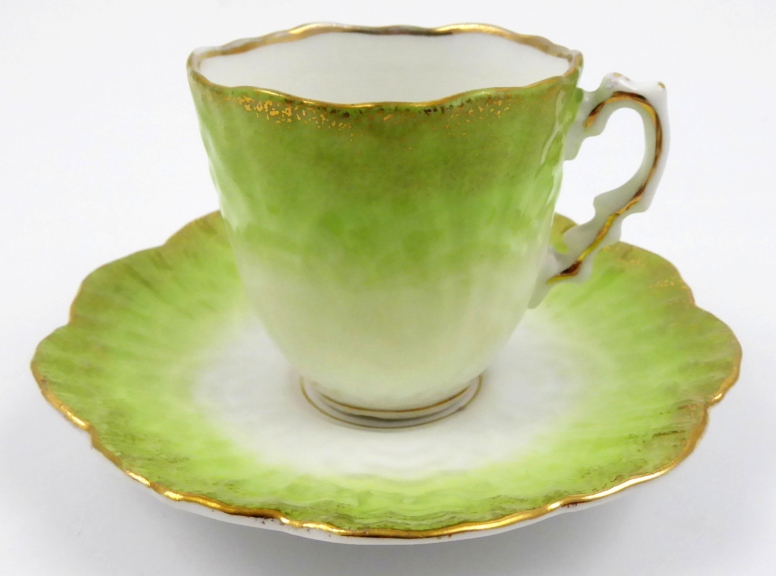 Koflík – zlacený reliéfní květ