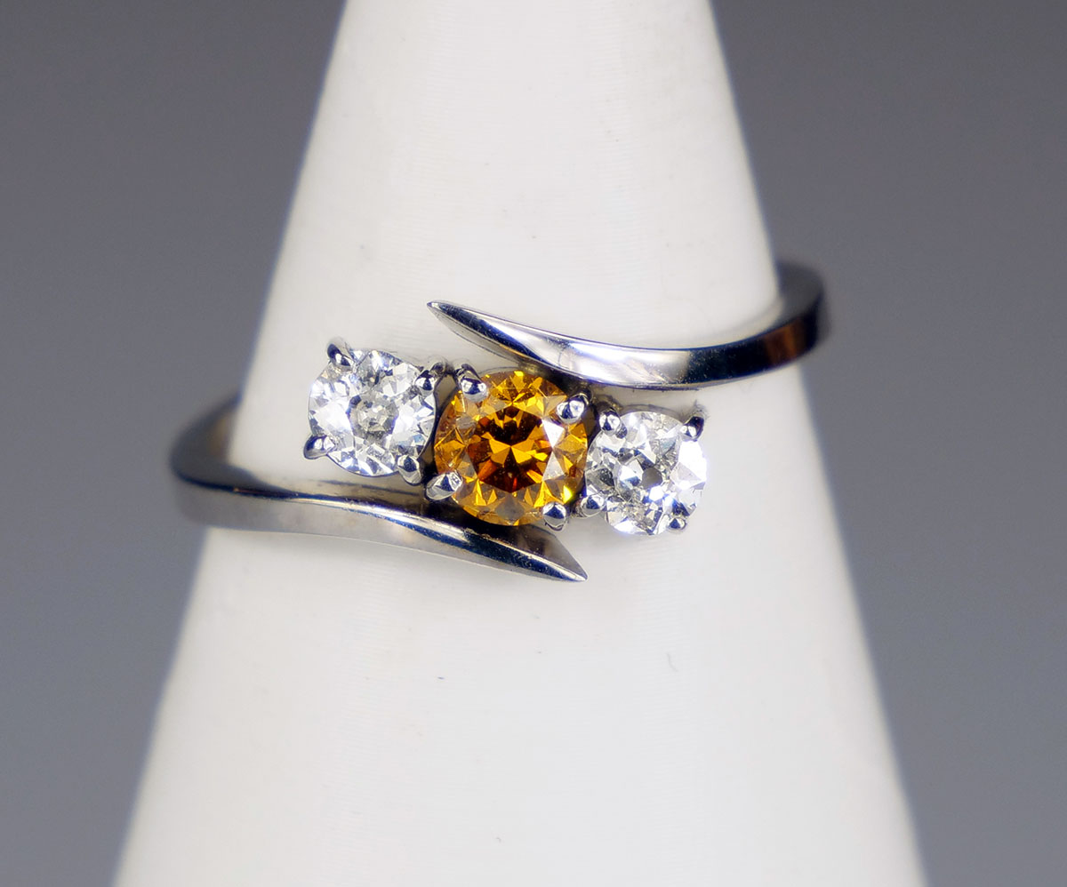 Zlatý prsten s fancy diamantem