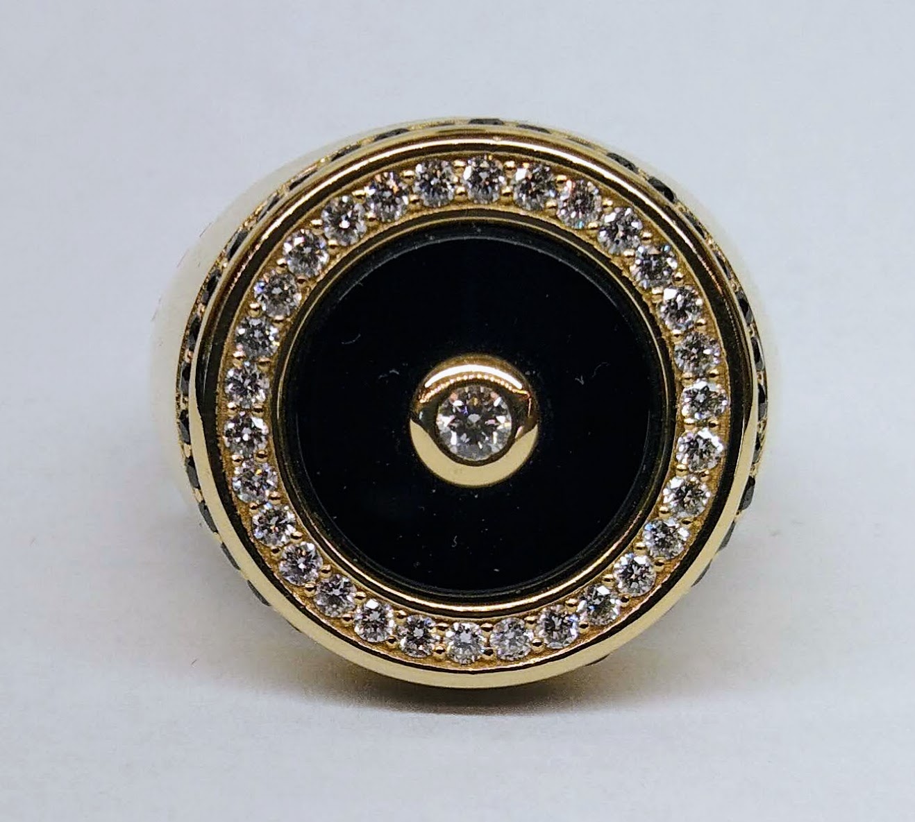 Zlatý prsten s onyxem a diamanty