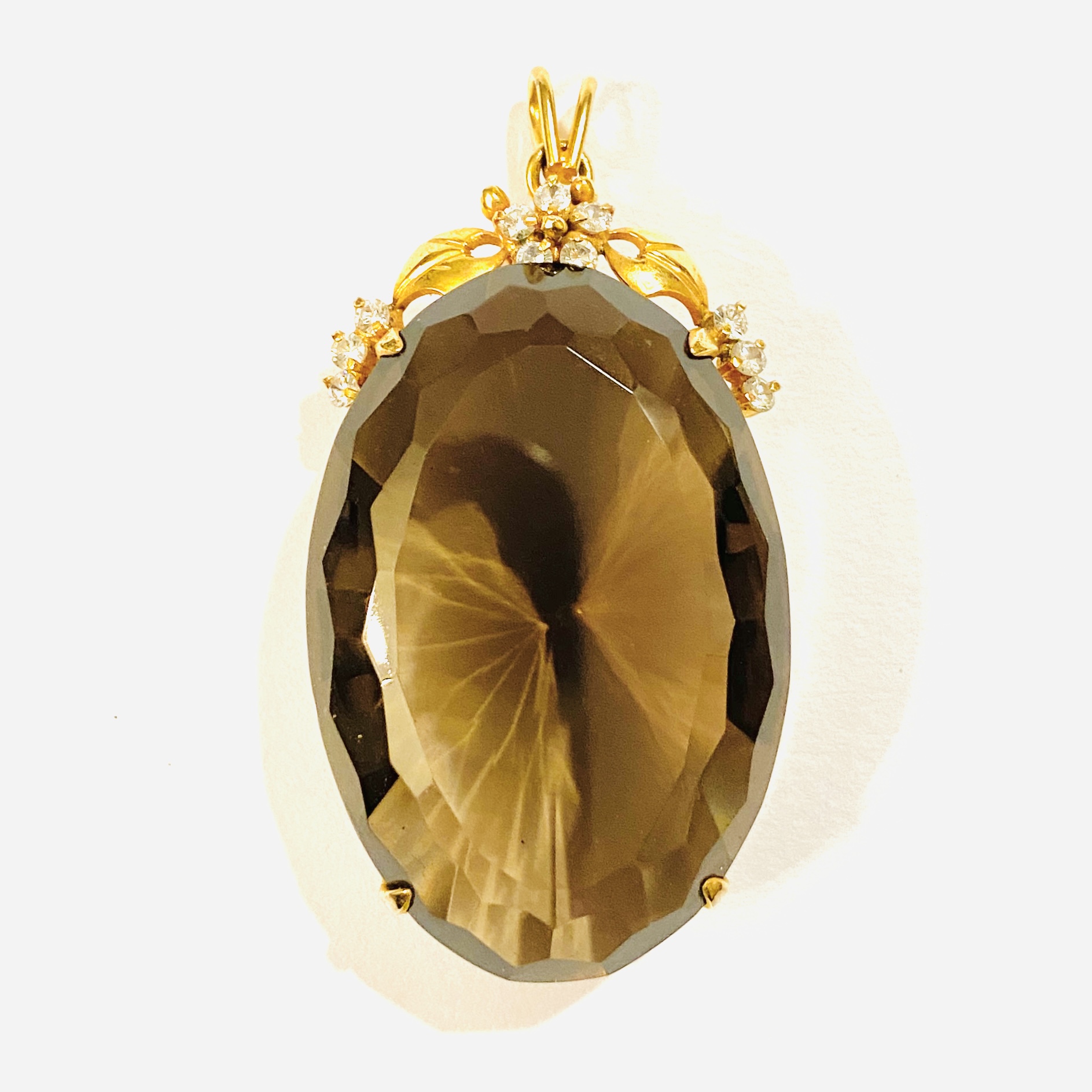 Zlacený přívěšek s velkou záhnědou a čirými kameny