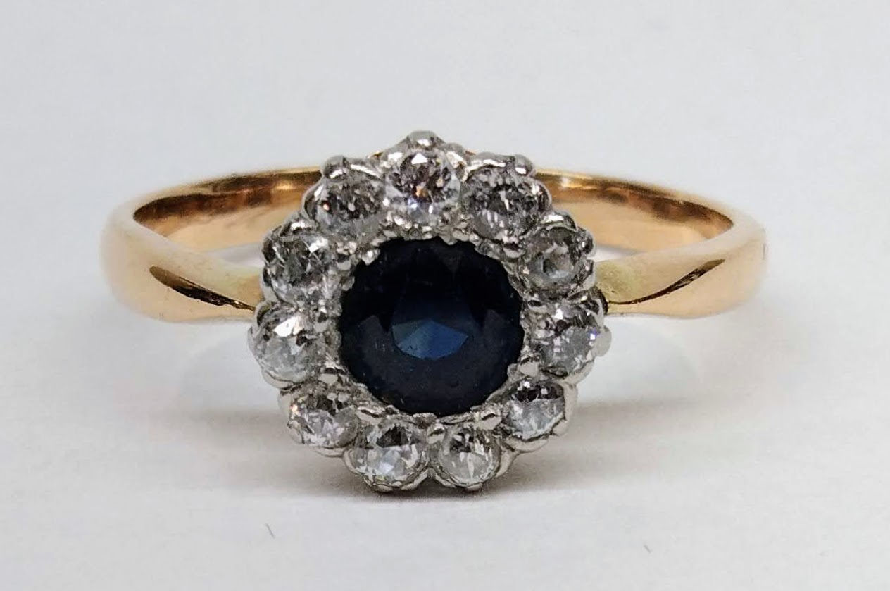 Zlatý prsten se safírem a diamanty