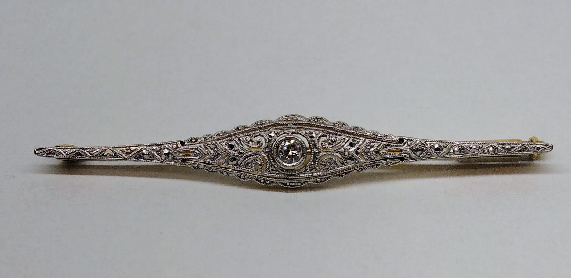 Zlatá art-deco brož s diamantem