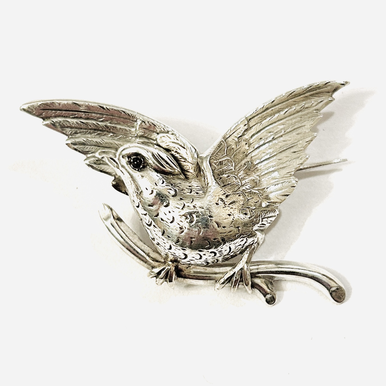 Stříbrná starožitná brož „pták“ s rubínem