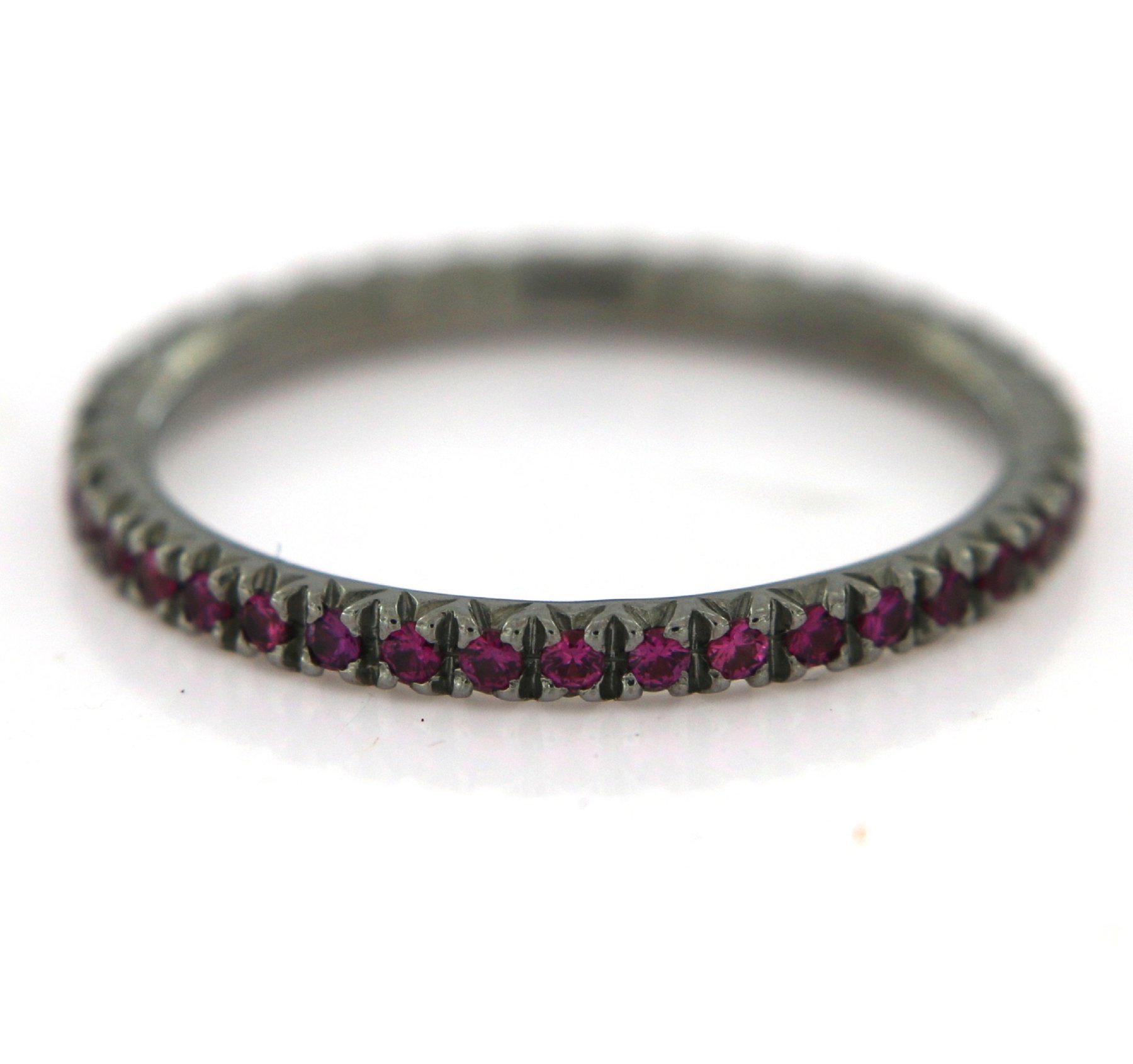 Zlatý prsten eternity s růžovými safíry