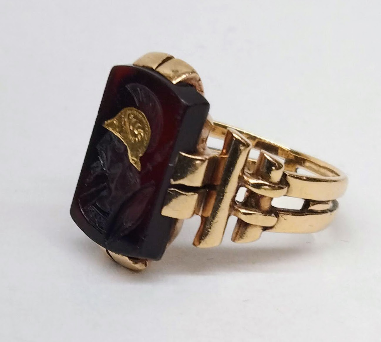 Zlatý prsten s intaglií v onyxu - 2