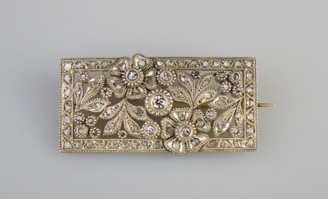 Stříbrno zlatá art-deco brož s diamanty