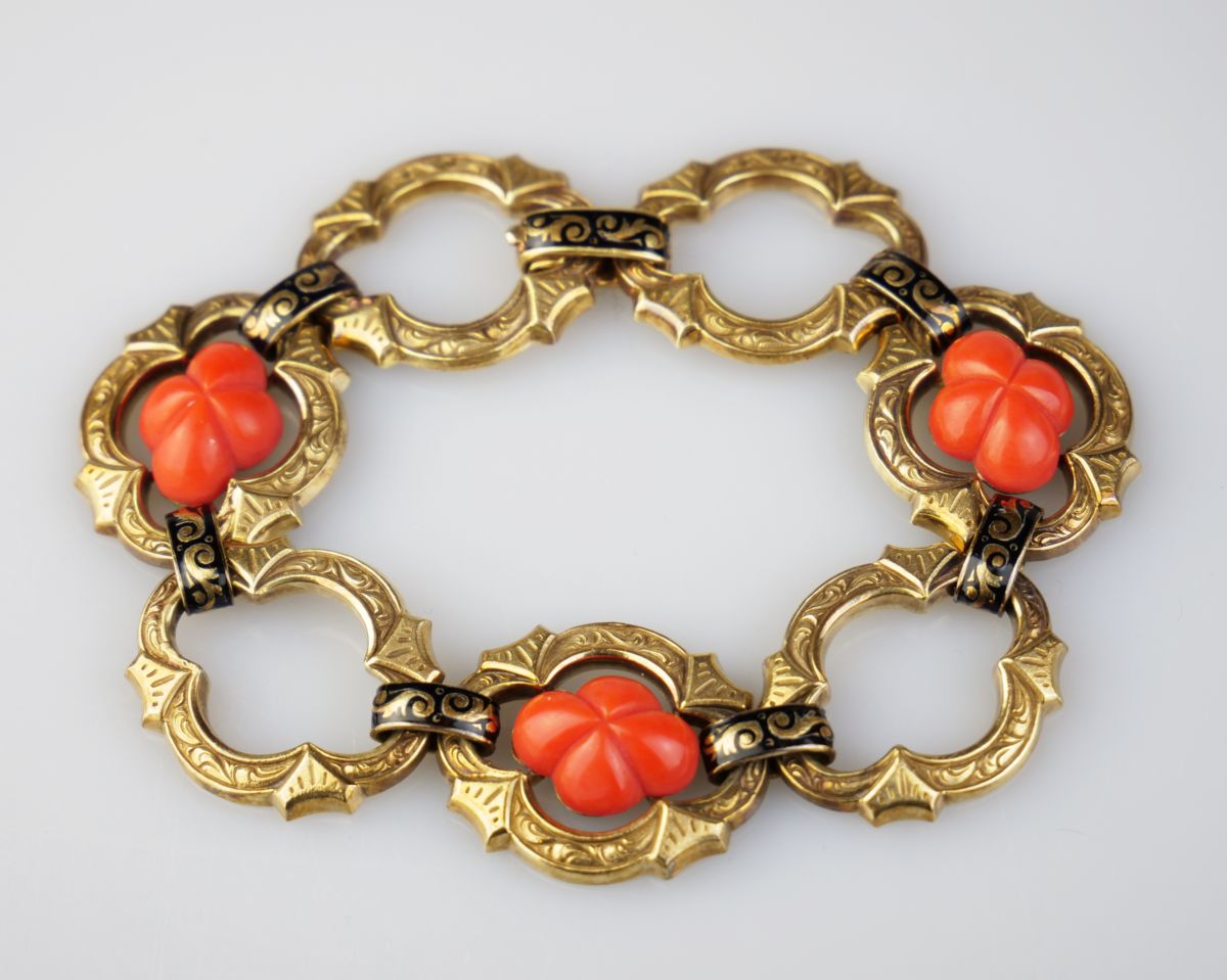 Zlatý náramek s přírodními korály