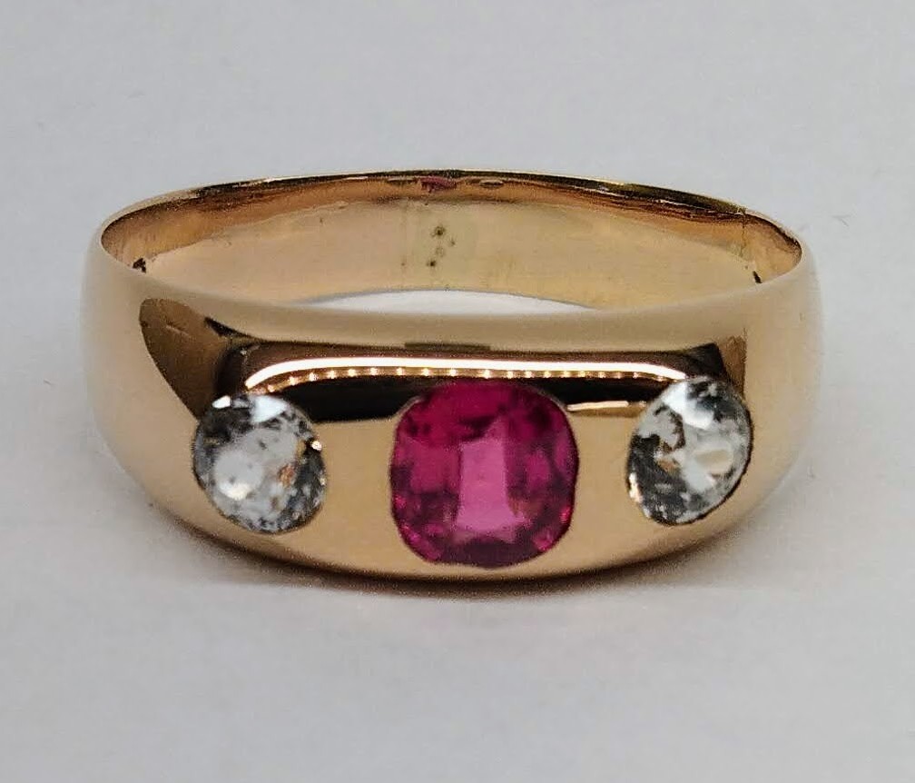 Zlatý alianční vídeňský prsten s rubínem a leukosafíry