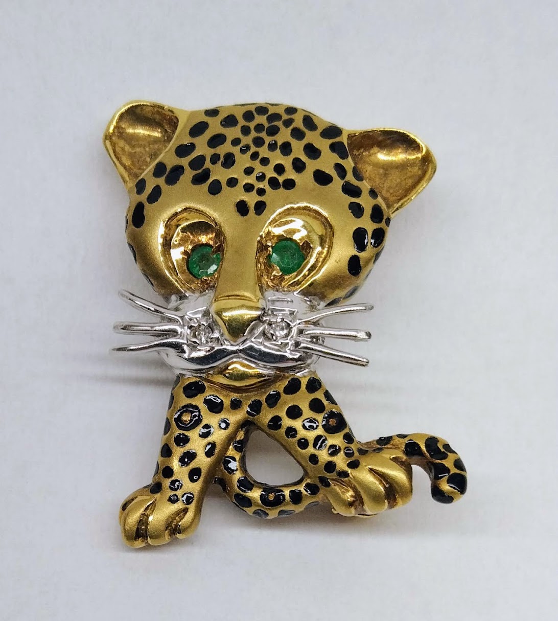 Zlatá leopardí brož se smaragdy a diamanty