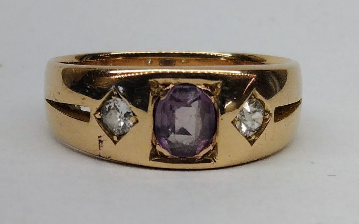 Zlatý alianční prsten s ametystem a diamanty