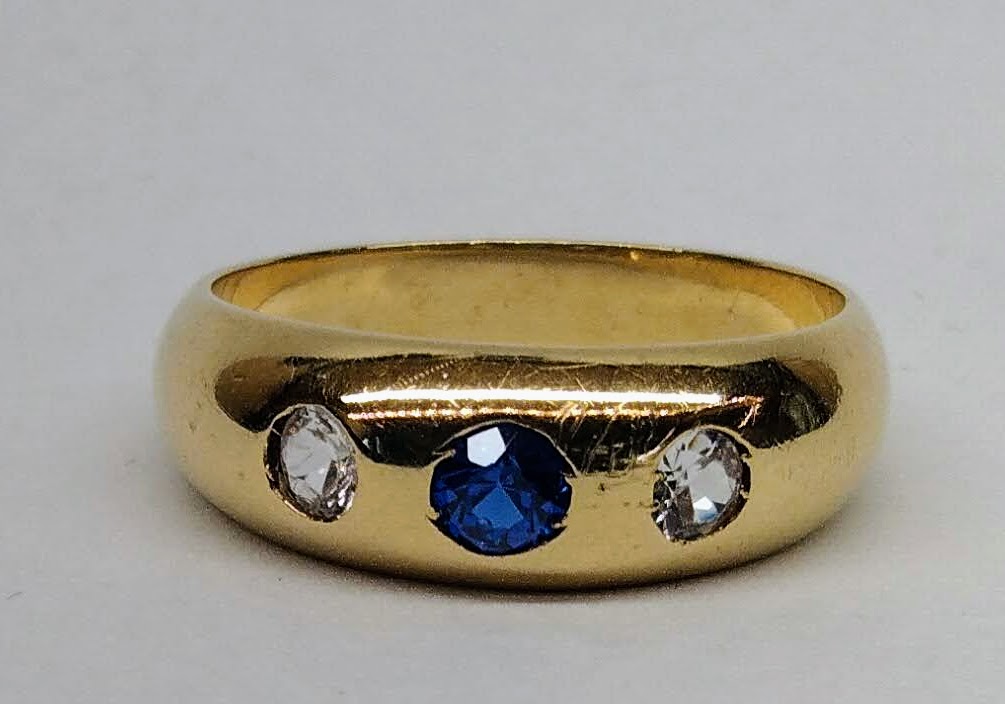 Zlatý alianční prsten se safírem a diamanty