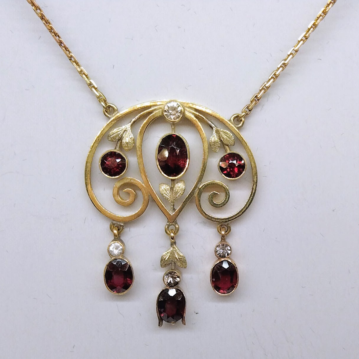 Zlatý secesní náhrdelník s almandiny a leukosafíry