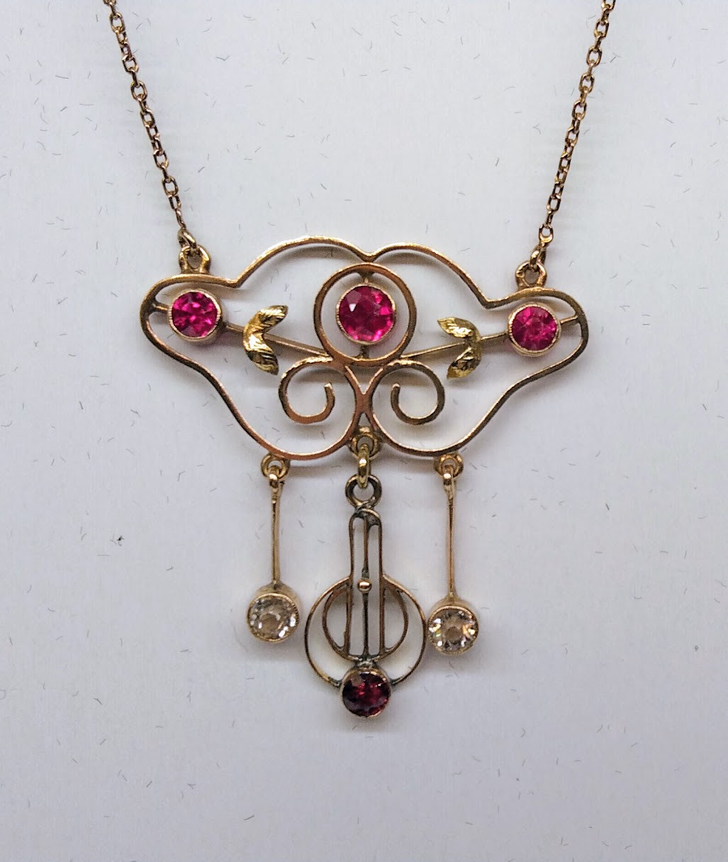 Zlatý postsecesní náhrdelník s rubíny a leukosafíry