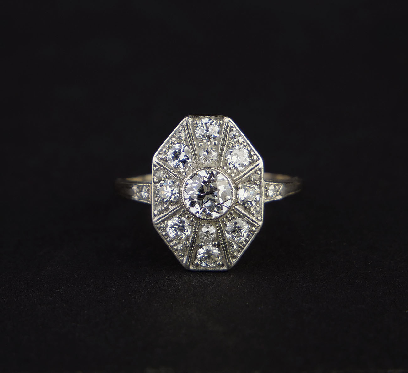 Zlatý art-deco prsten s diamanty