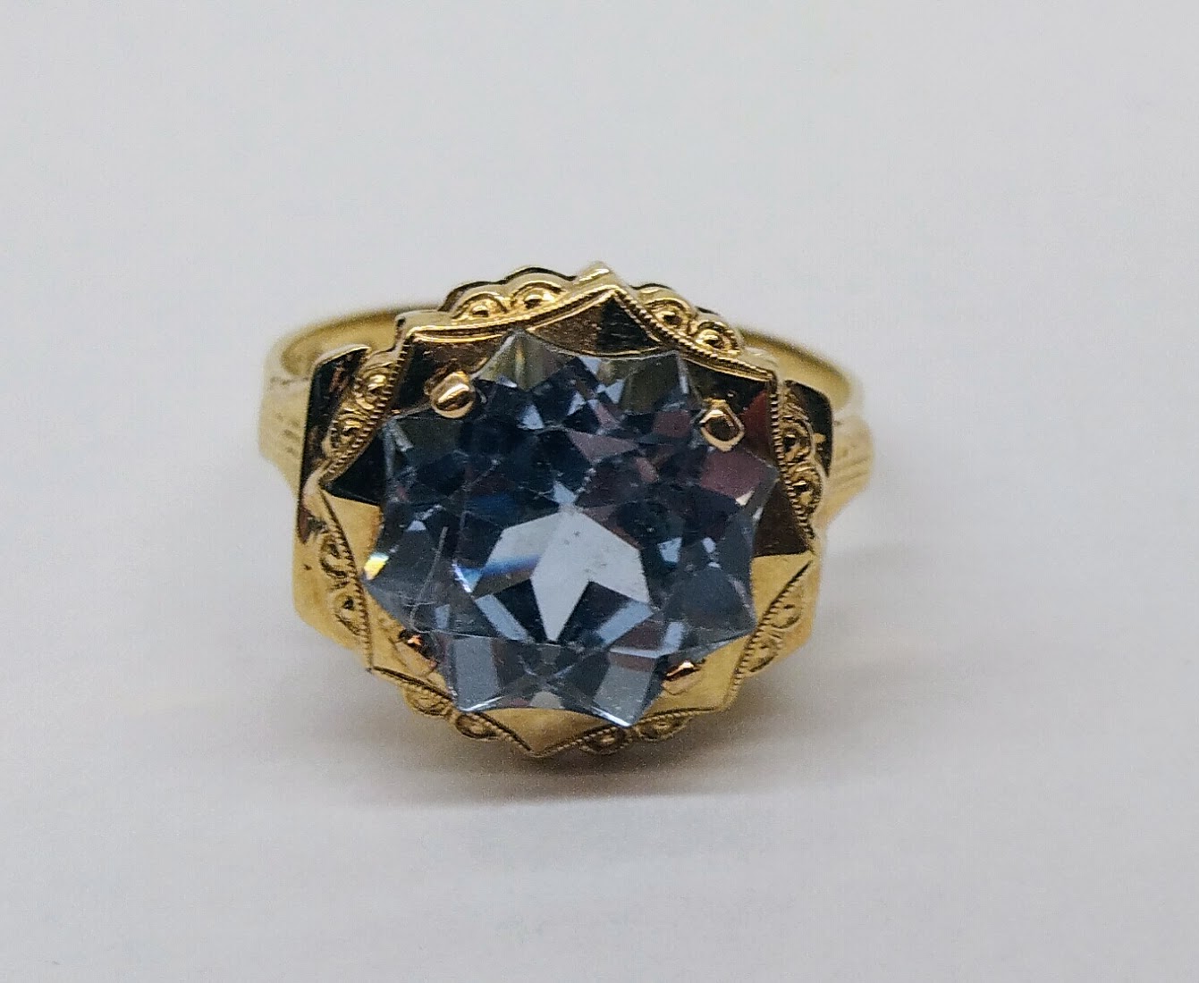 Zlatý art-deco prsten s modrým kamenem