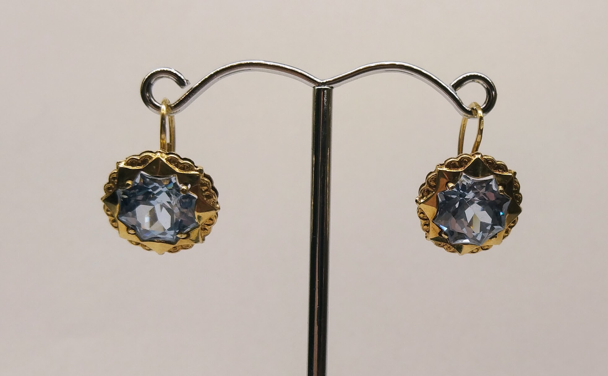 Zlaté art-deco náušnice s modrým kamenem