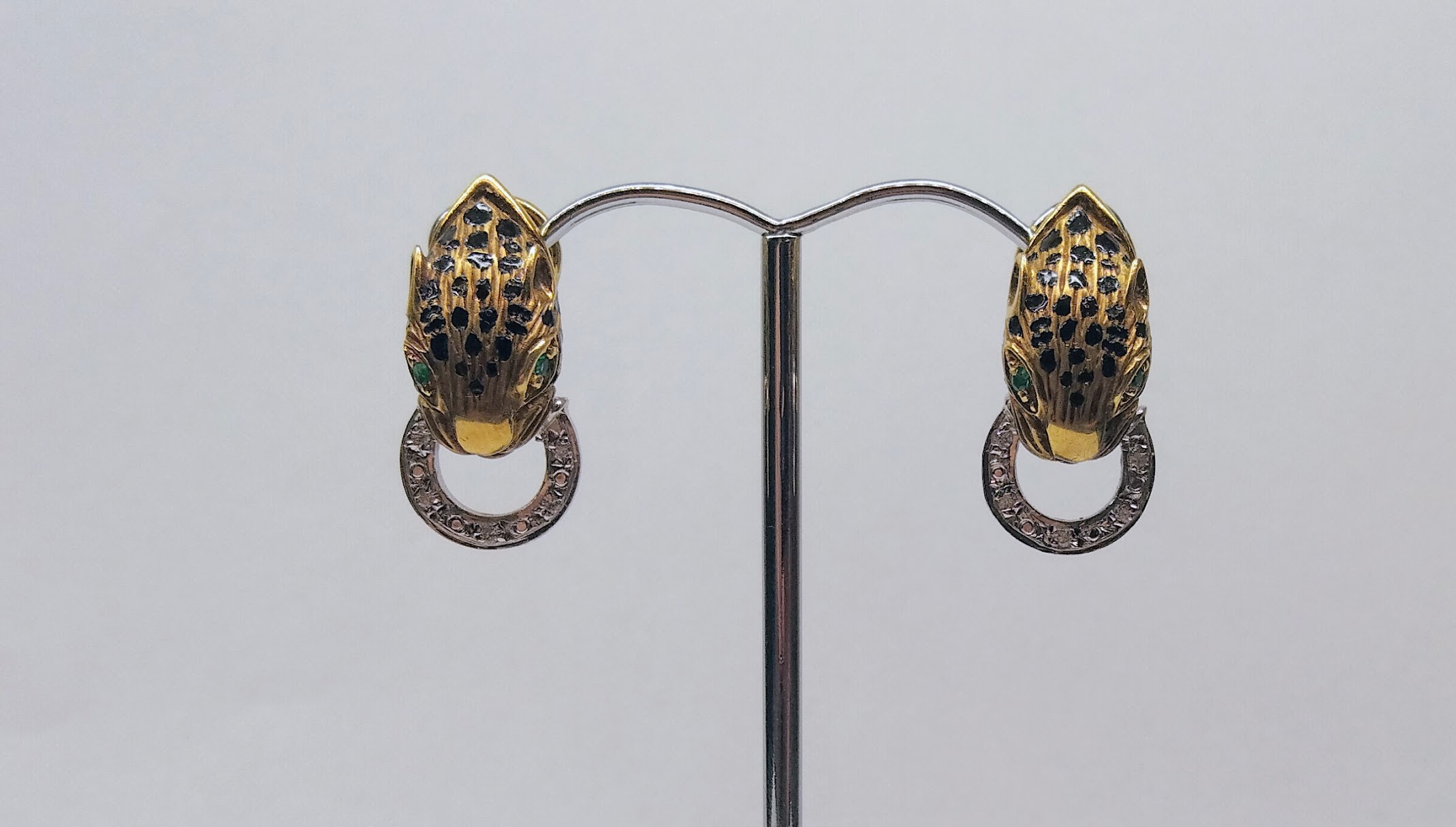 Zlaté leopardí náušnice se smaragdy a diamanty