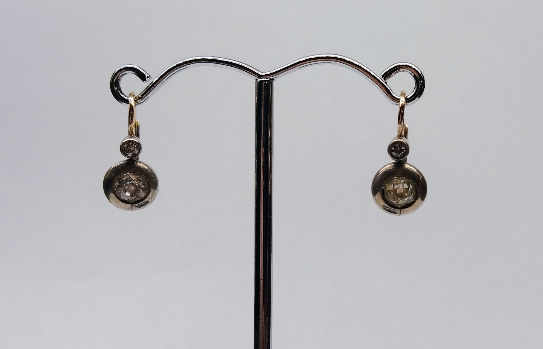 Zlaté náušnice s diamanty