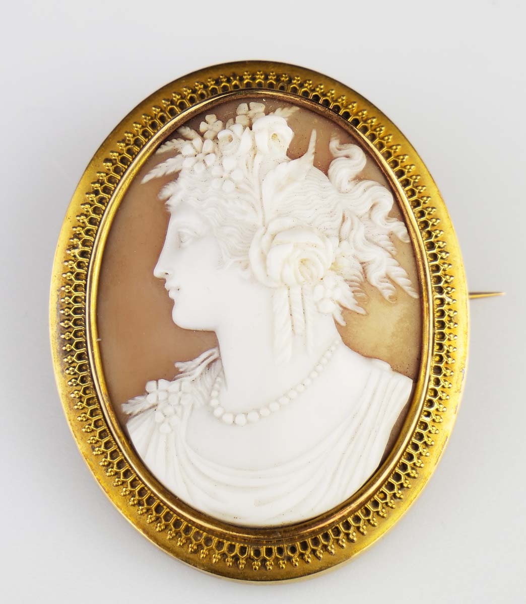 Zlatá brož s kamejí