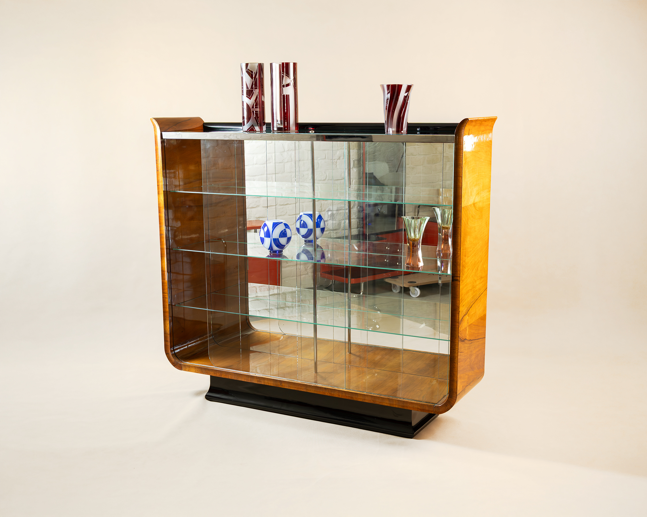 SKLENÍK..VITRINA TULIPÁN-UP ZÁVODY-J.HALABALA