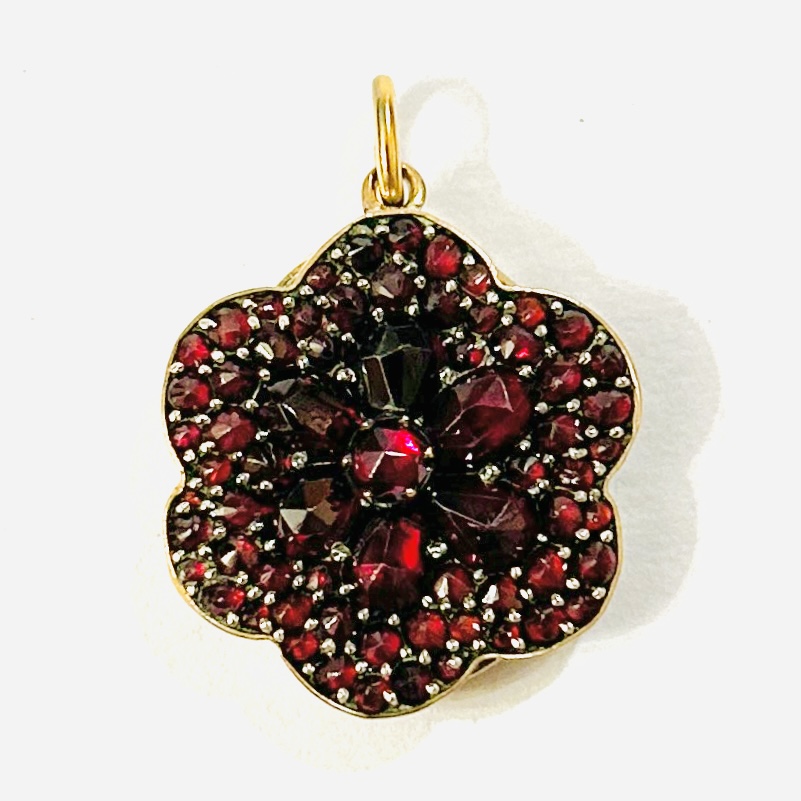 Starožitný přívěšek/medailon s českými granáty