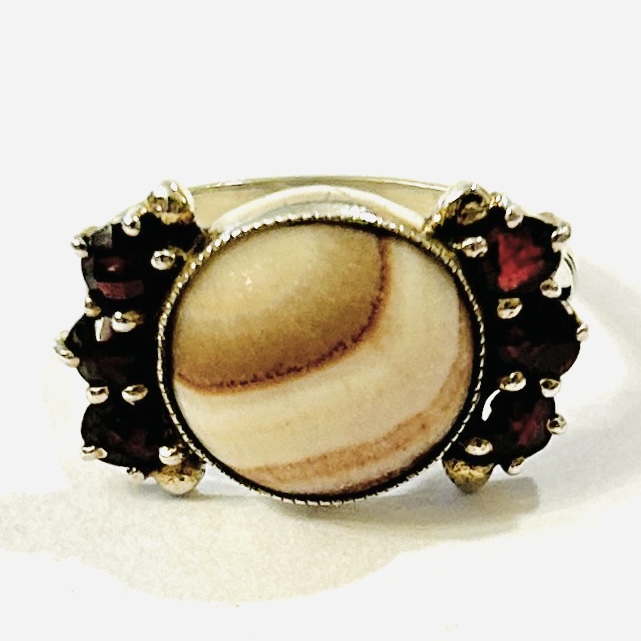 Stříbrný art-deco prsten s vřídlovcem a českými granáty