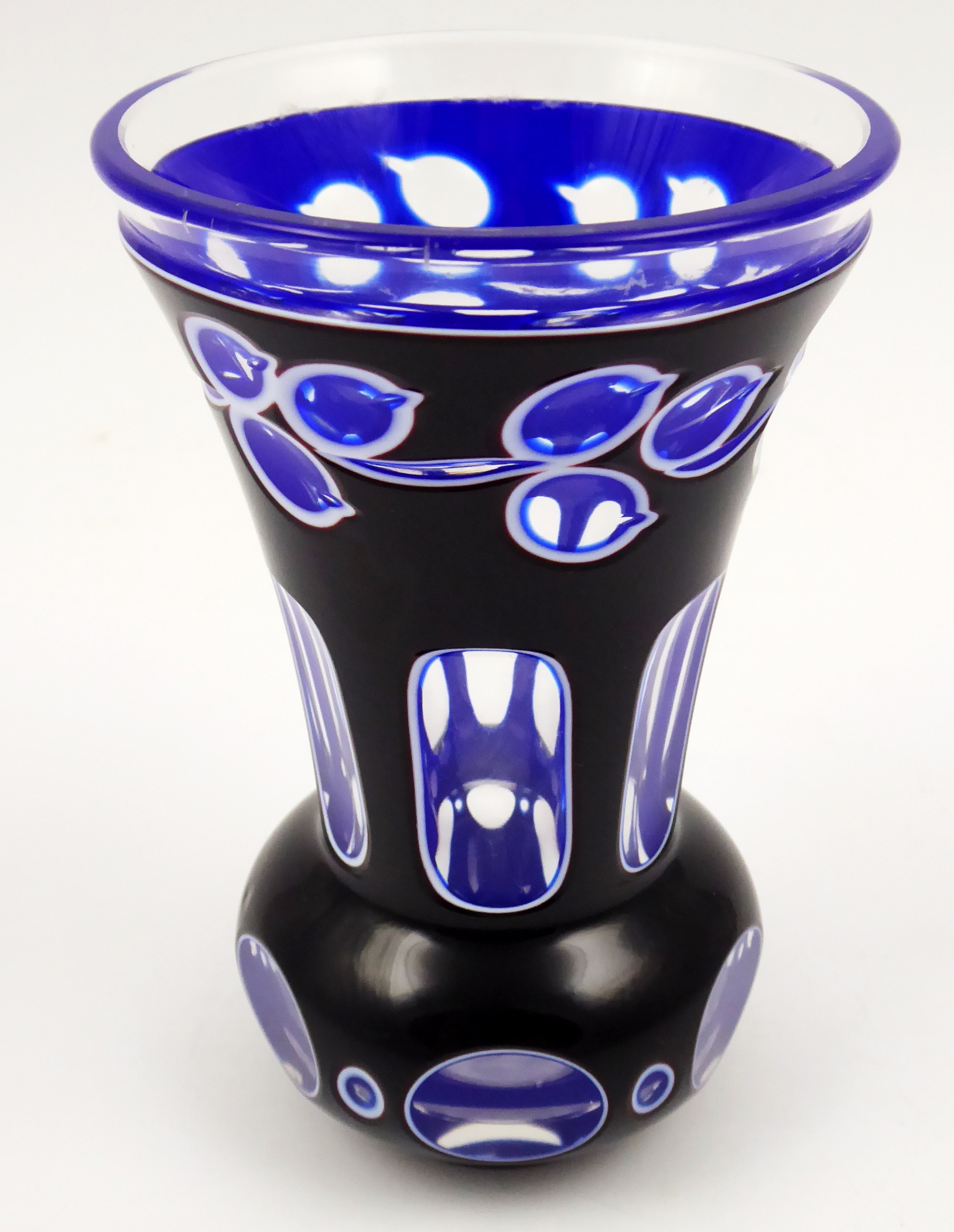 Pohár vrstvený kobaltem a rubínem