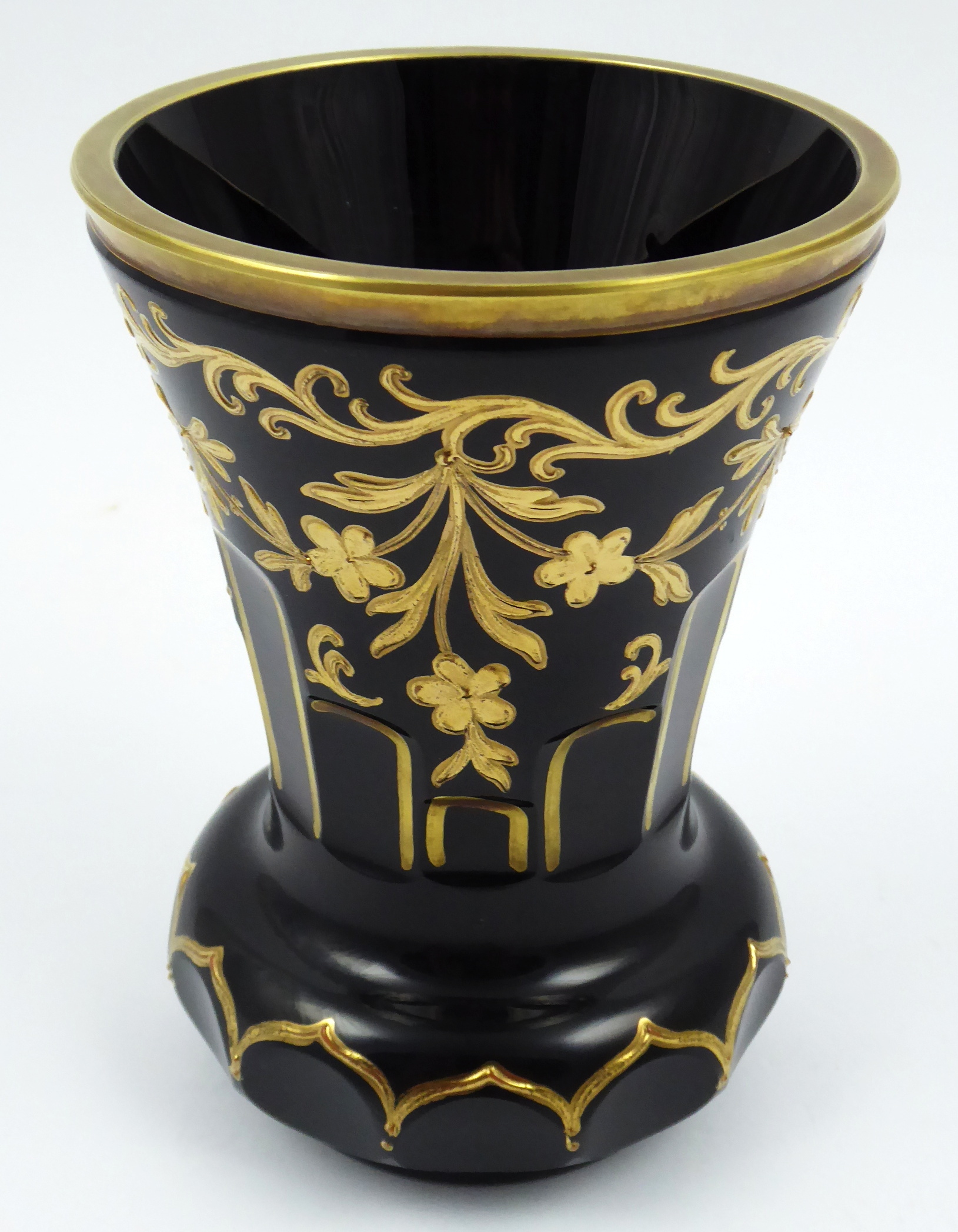 Pohár z tmavého rubínového skla se zlatem