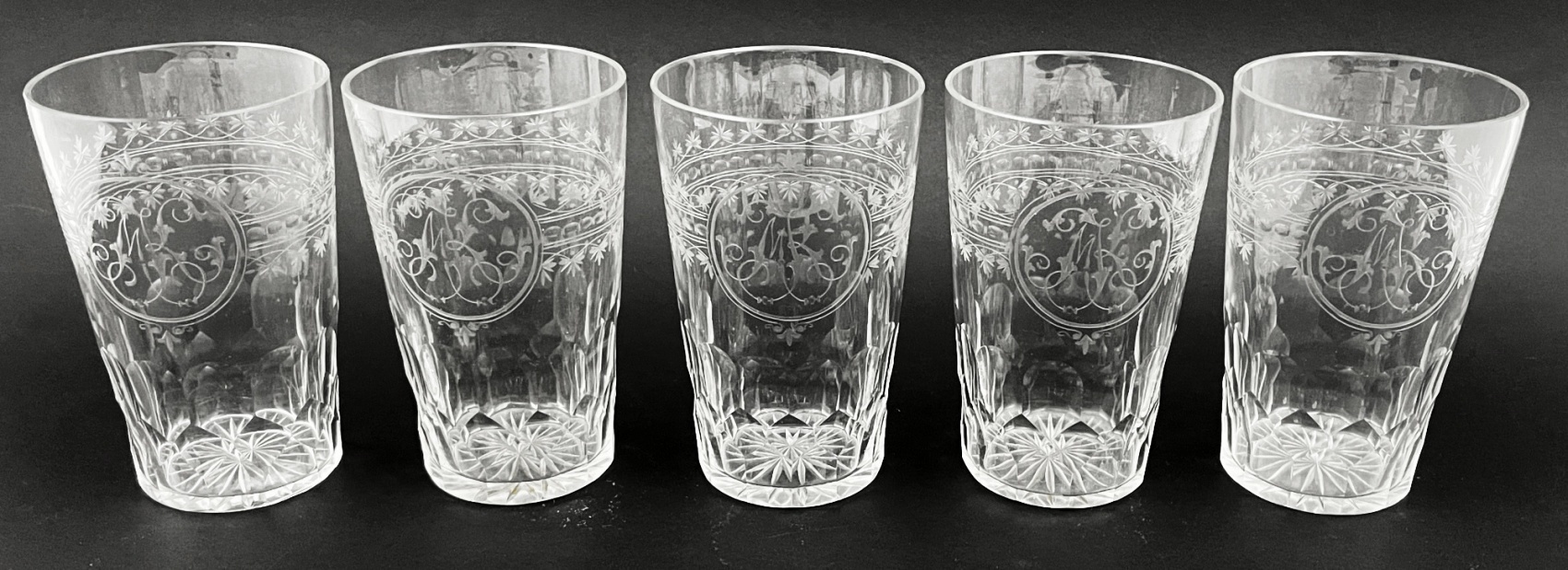 Pět skleniček s písmeny v medailonu