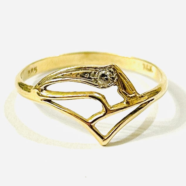 Zlatý moderní prsten s čirým kamenem