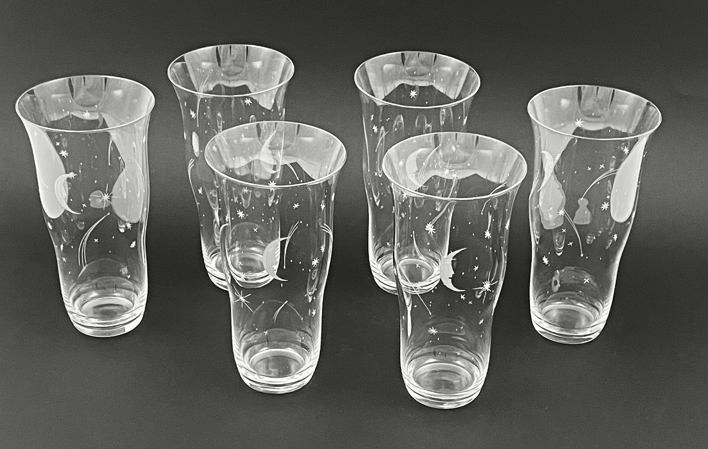 Šest vysokých sklenic s kometami a hvězdami