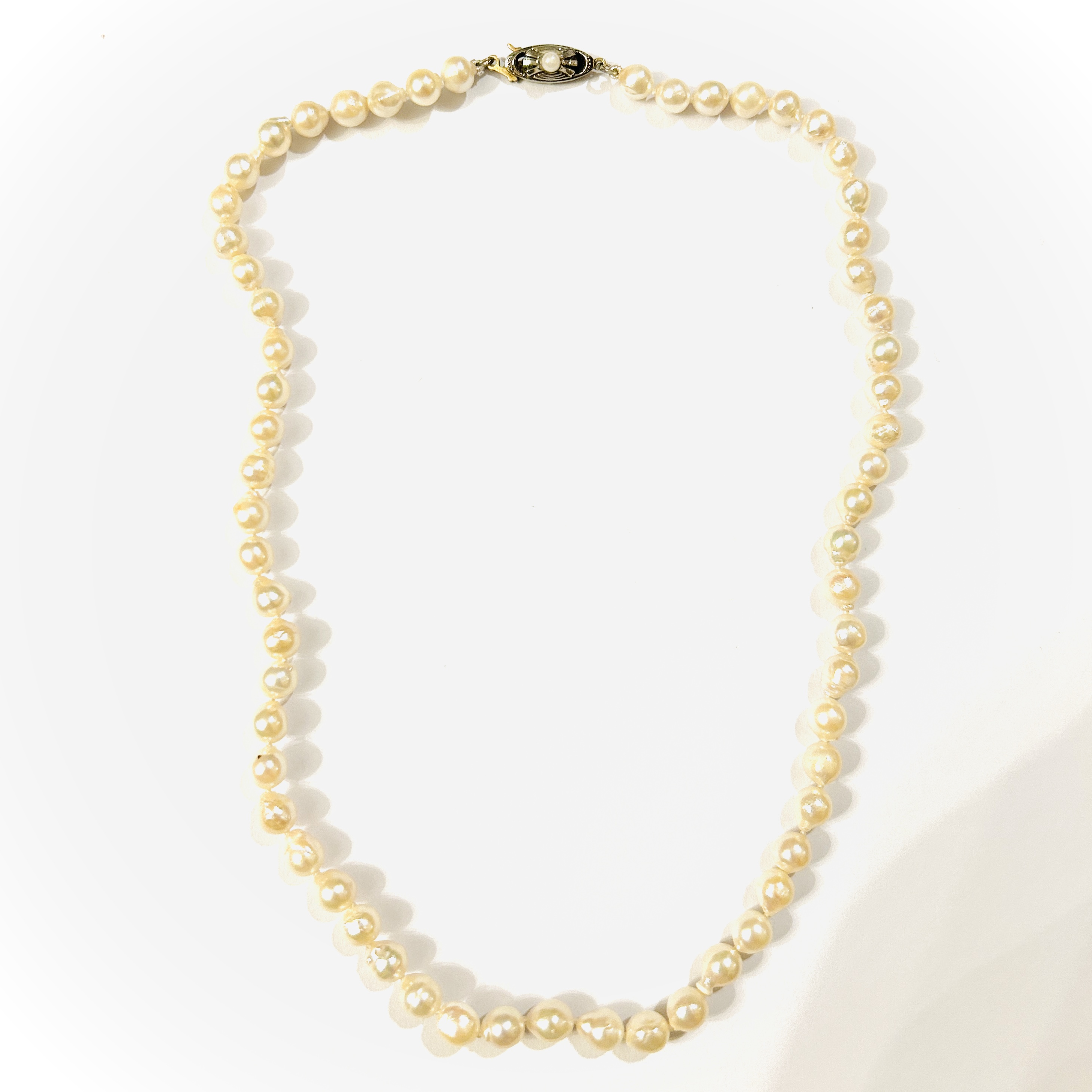 Perlový art-deco náhrdelník se zlatým zapínáním s perlou