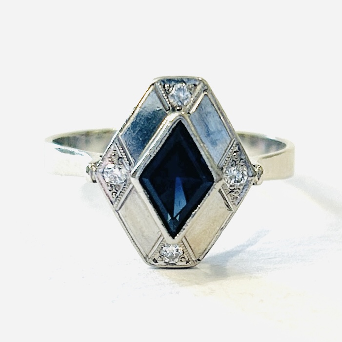 Zlatý ateliérový prsten s diamanty a modrým safírem