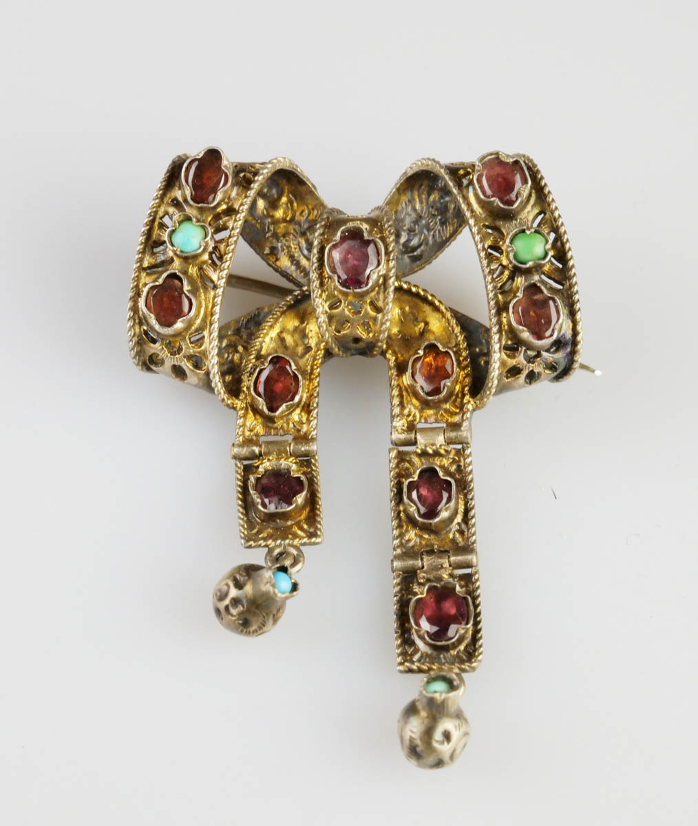 Stříbrná brož s tyrkysy a almandiny