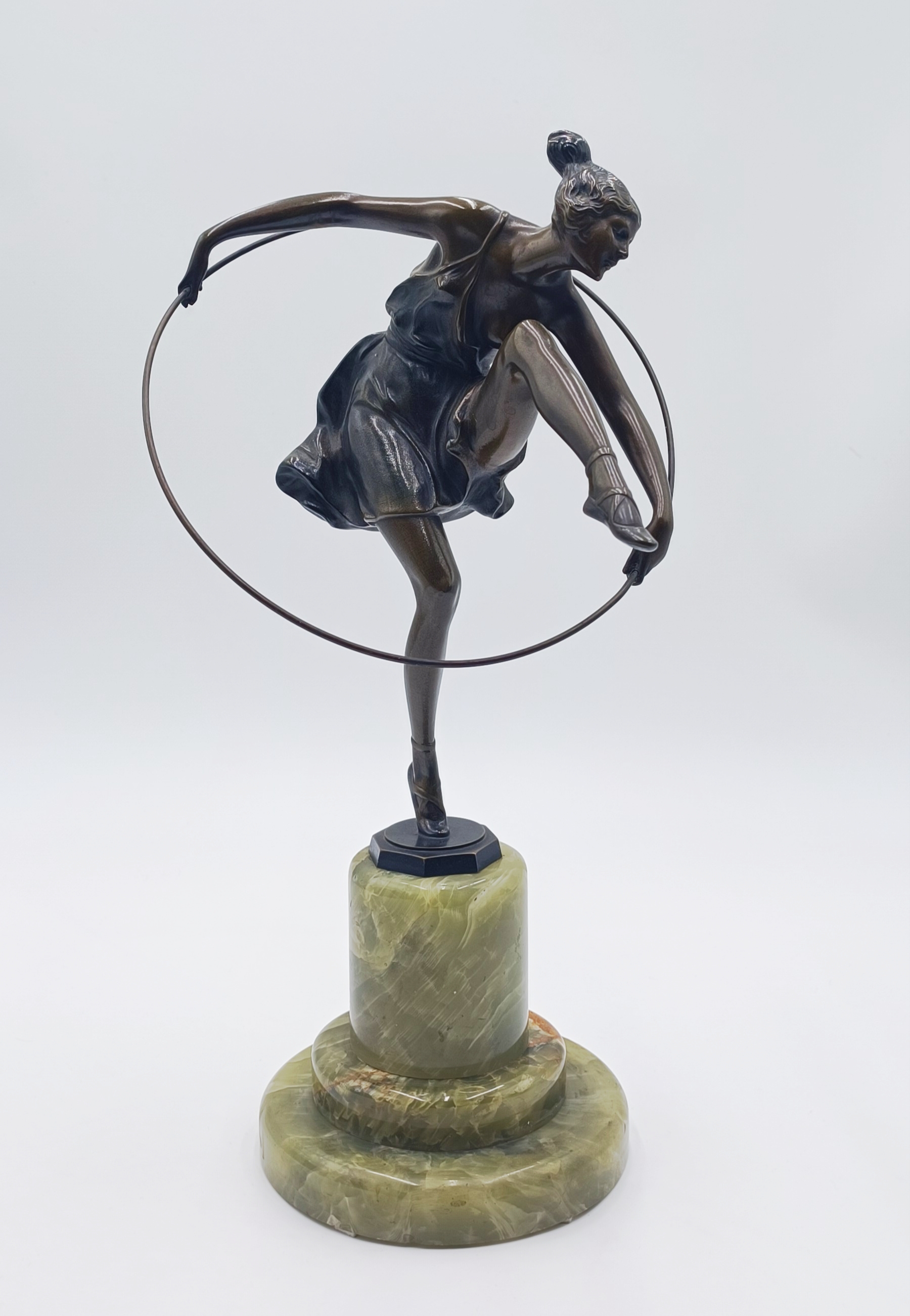 Tanečnice s kruhem - Bruno Zach