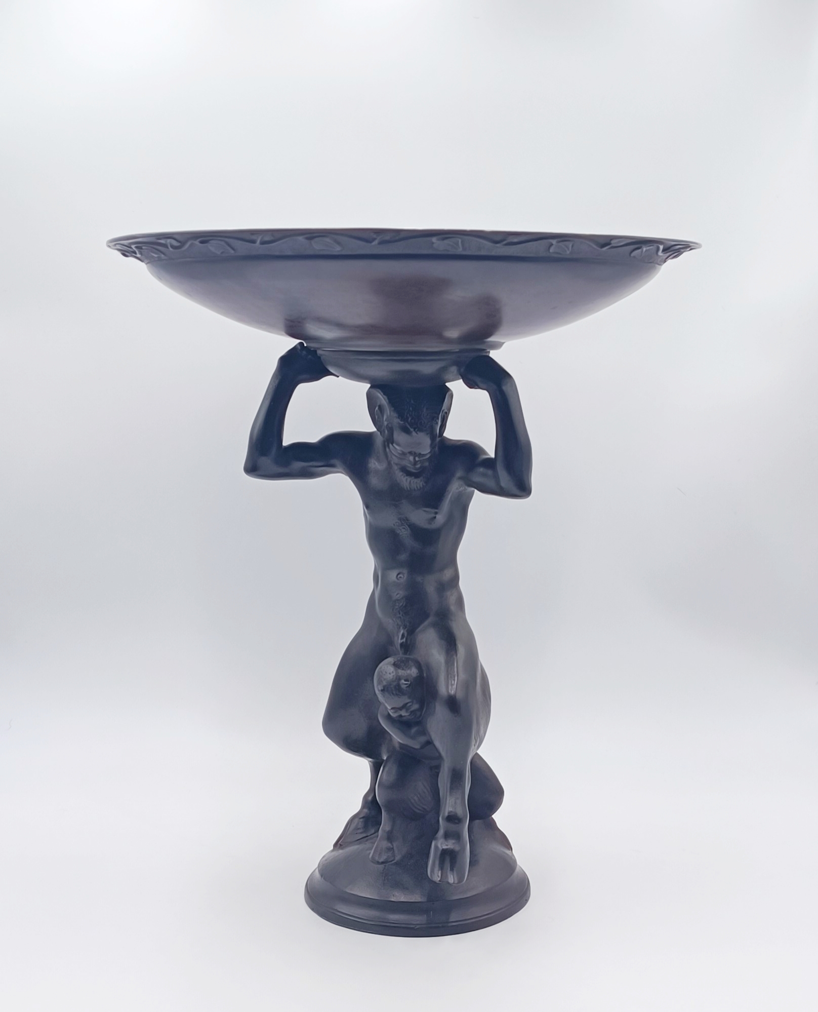 Bronzový figurální nástolec