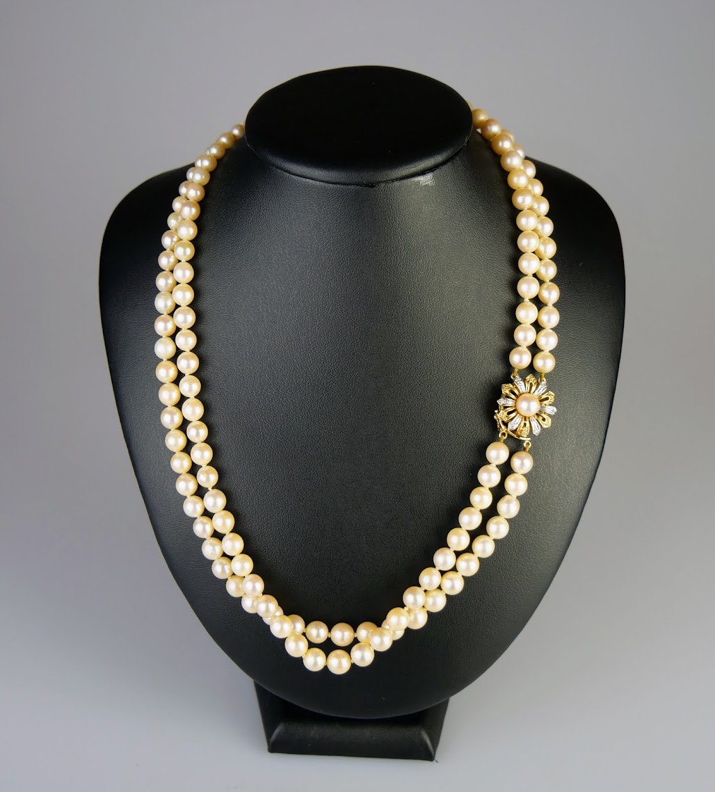 Perlový náhrdelník se zlatým zapínáním s diamanty