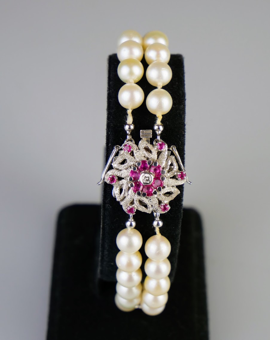 Perlový náramek se zlatým zapínáním s diamantem a rubíny