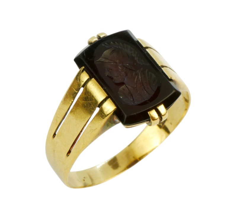 Starožitný zlatý prsten s řezanou intaglií antického válečníka