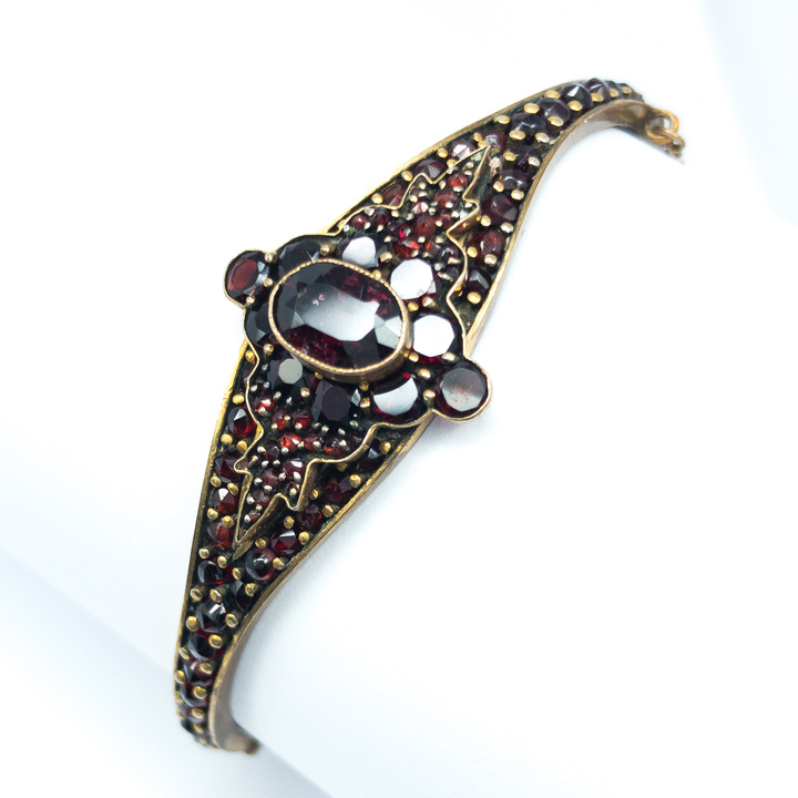 Granátový náramek