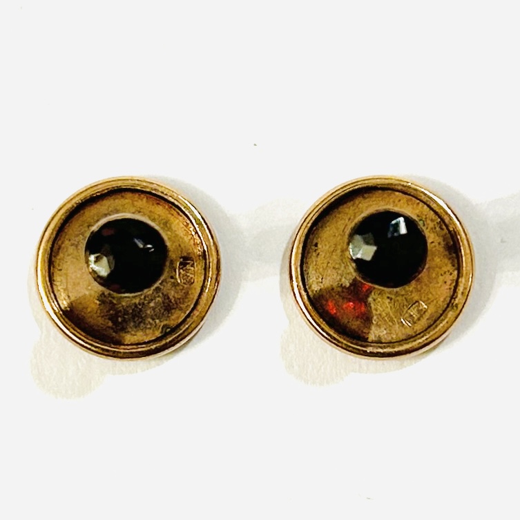 Zlaté nízkoryzostní knoflíčky do náprsenky s českými granáty