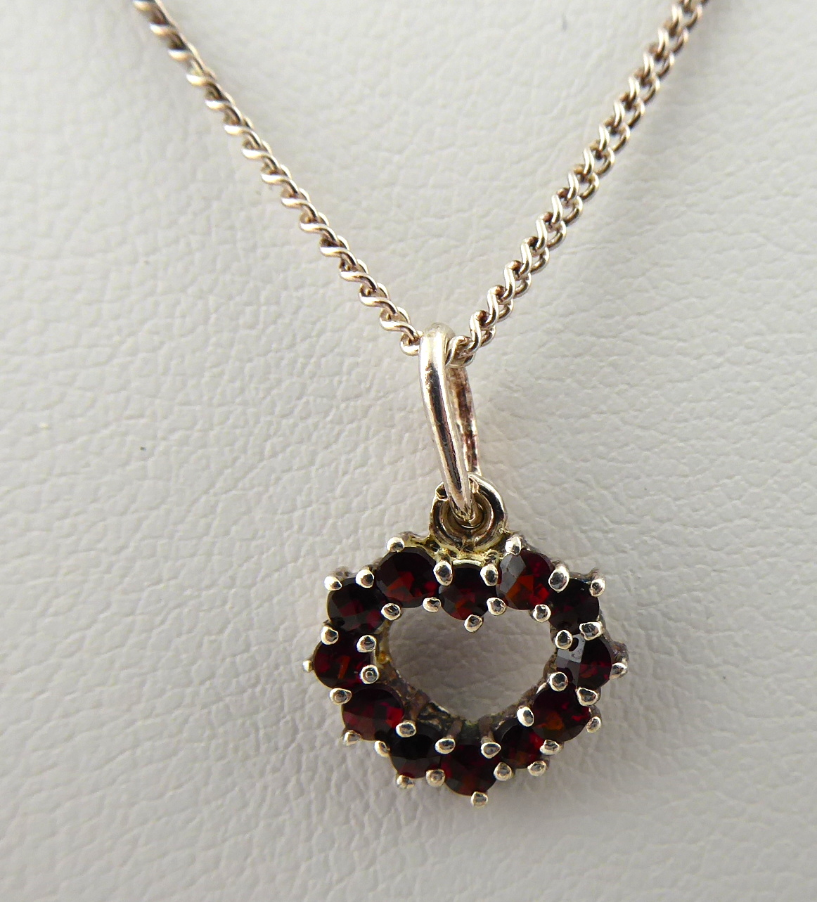 Stříbrný řetízek se srdíčkem z českých granát