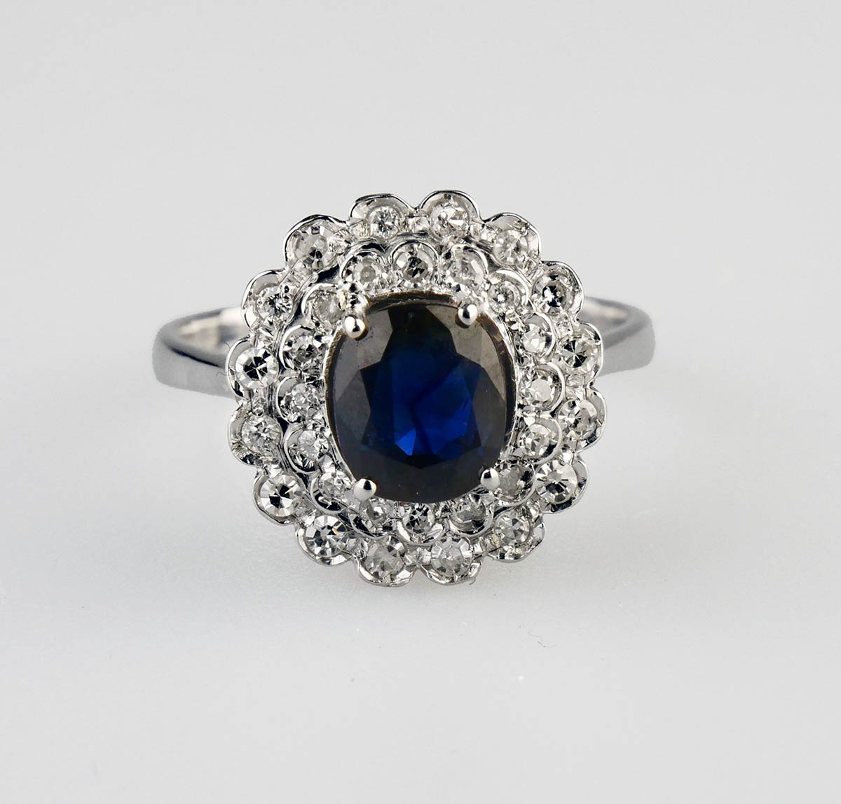 Zlatý prsten se safírem a diamanty