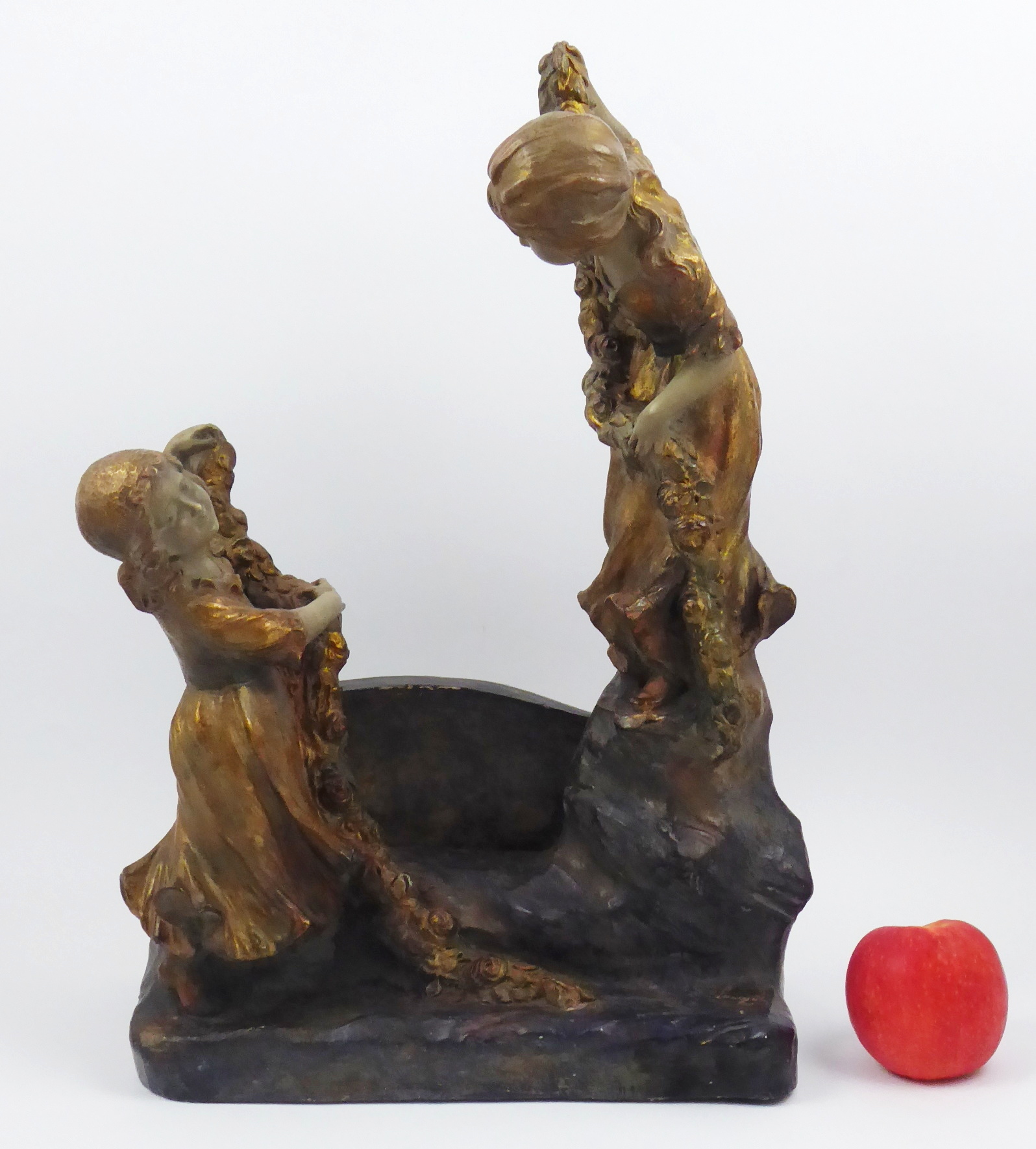 Dívky s květinovými girlandami