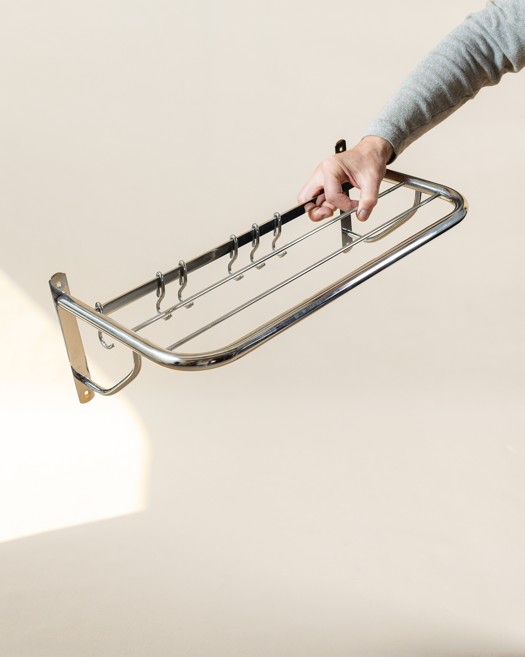 NÁSTĚNÝ VĚŠÁK-FUNKCIONALISMUS