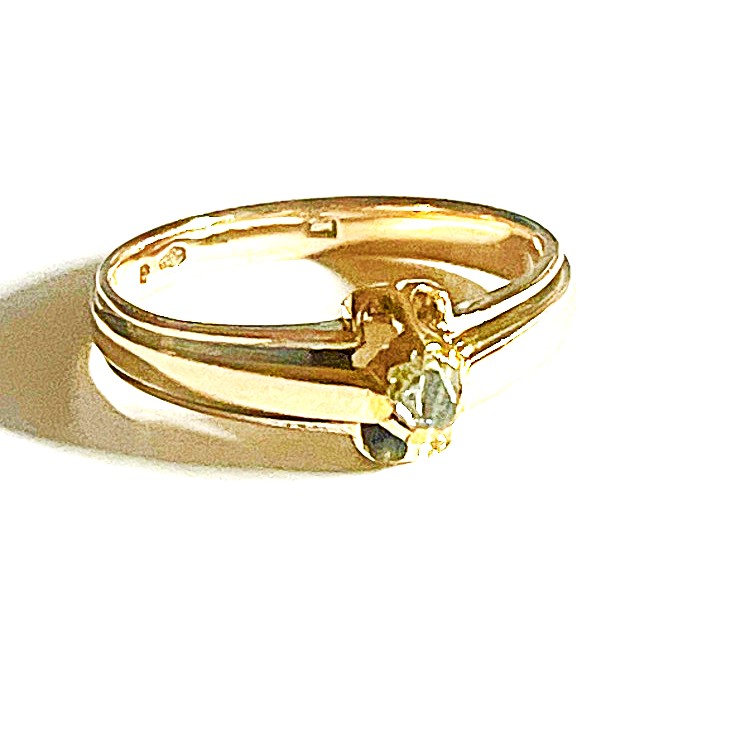 Zlatý prsten ze 14 karátového zlata  s diamantovou routou 3,05 gramů